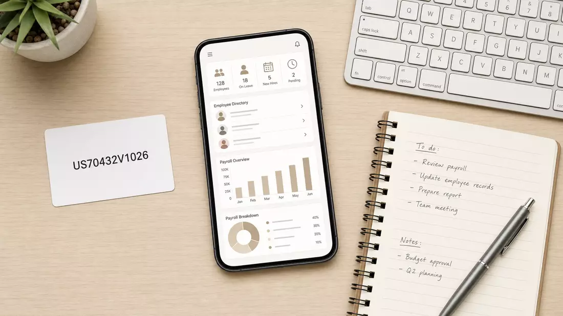 Flatlay mit ISIN-Karte, Smartphone mit HR-App, Tastatur und Notizbuch auf Schreibtisch