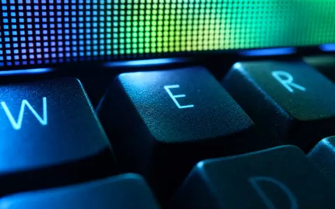 Paycom Software Inc. (US70432V1026) abgebildet als Makroaufnahme von Tastatur-Tasten und leuchtenden Bildschirm-Pixeln im Detail - Foto: THN