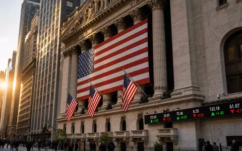 Paycom Software Inc. (US70432V1026) illustriert durch Börsen-Editorial-Fotografie der NYSE-Fassade mit Flaggen und Kurstafel - Foto: THN