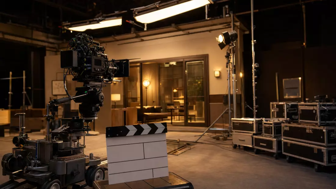 Fotorealistisches generisches Filmset mit Kamera, Dolly und Klappe im Studio