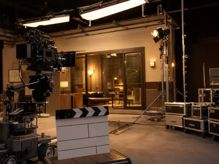 Paramount Global (US92556V1061) Filmset mit Kamera und Klappe symbolisiert Medienkonzern im Fotorealismus-Stil - Foto: THN