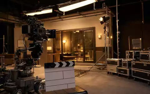 Paramount Global (US92556V1061) Filmset mit Kamera und Klappe symbolisiert Medienkonzern im Fotorealismus-Stil - Foto: THN