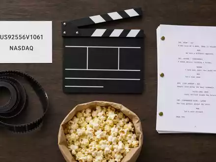 Paramount Global (US92556V1061) Flatlay mit ISIN-Karte, Filmklappe, Filmrolle, Skript und Popcorn-Tüte arrangiert - Foto: THN