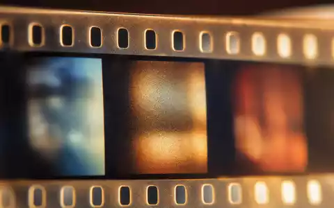 Paramount Global (US92556V1061) Makroaufnahme eines Filmstreifens mit Perforation zeigt analoge Filmtechnik detailliert - Foto: THN
