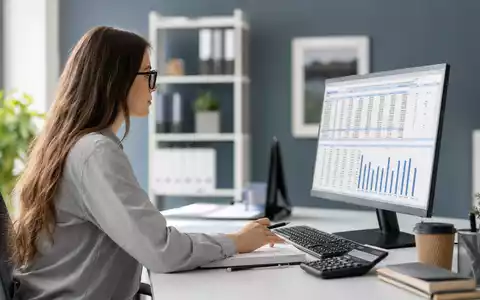 Paychex Inc. US7043261079 zeigt Fotorealismus mit Payroll-Sachbearbeiterin am Bildschirm mit generischen Zahlen im Büro - Foto: THN