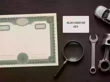 Stellantis N.V. (NL00150001Q9) inszeniert ein Flatlay mit Aktienzertifikat, ISIN-Karte, Modellauto und Motorbauteilen auf Holztisch - Foto: THN