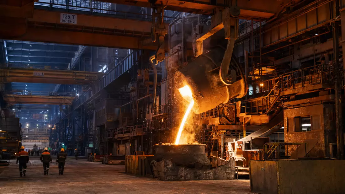 Glühender Stahlguss in moderner Anlage bei Steel Dynamics Inc., ISIN US8581191009