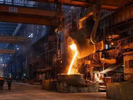 Fotorealistische Stahlwerk-Szene symbolisiert Steel Dynamics Inc. mit ISIN US8581191009 in der Stahlbranche - Foto: THN