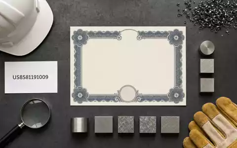 Flatlay mit Aktienzertifikat und ISIN-Karte veranschaulicht Steel Dynamics Inc., ISIN US8581191009, Sektor Stahl - Foto: THN