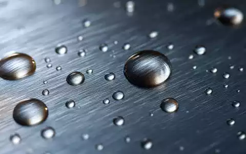 Makroaufnahme einer Stahloberfläche steht symbolisch für Steel Dynamics Inc., ISIN US8581191009, Branche Stahl - Foto: THN