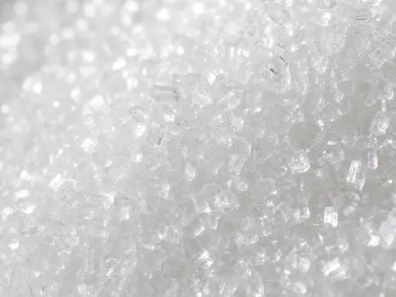 Südzucker AG (DE0007297004) zeigt in extremer Makroaufnahme glitzernde weiße Zuckerkristalle in hoher Detailschärfe - Foto: THN