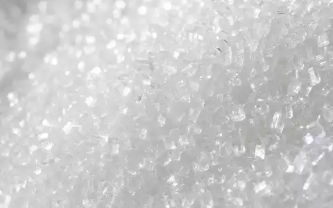 Südzucker AG (DE0007297004) zeigt in extremer Makroaufnahme glitzernde weiße Zuckerkristalle in hoher Detailschärfe - Foto: THN