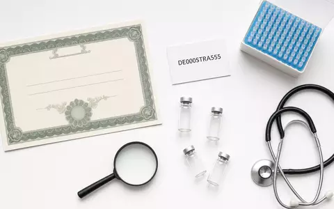 Stratec SE (DE000STRA555) wird symbolisiert durch dieses Flatlay mit Aktienzertifikat, ISIN-Karte und Laborutensilien - Foto: THN