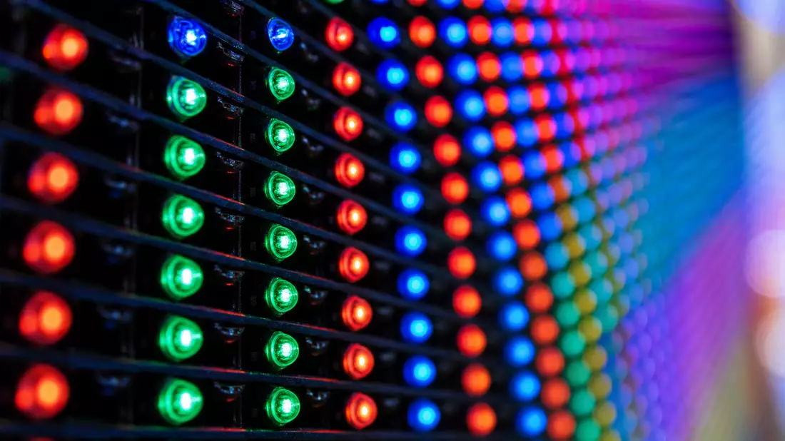 Makroaufnahme leuchtender roter, grüner und blauer LED-Dioden eines digitalen Werbebildschirms