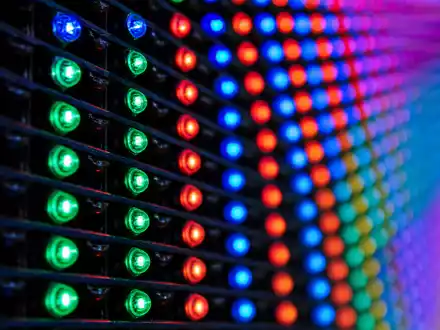 Ströer SE & Co. KGaA (DE0007493991) nutzt LED-Bildschirmtechnik, hier extrem in Makroaufnahme der Dioden gezeigt - Foto: THN
