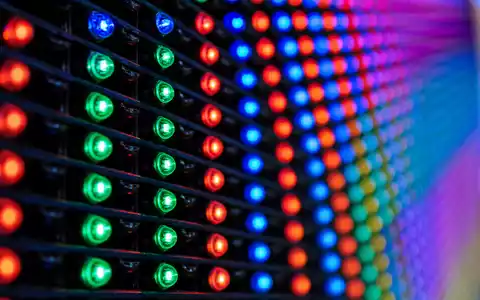 Ströer SE & Co. KGaA (DE0007493991) nutzt LED-Bildschirmtechnik, hier extrem in Makroaufnahme der Dioden gezeigt - Foto: THN