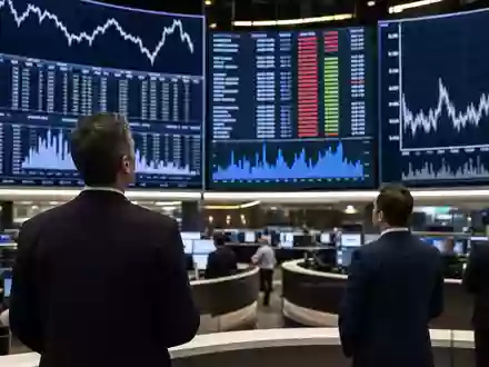 Ströer SE & Co. KGaA (DE0007493991) notiert Frankfurter Börse, redaktionell mit Handelssaal und Charts inszeniert - Foto: THN