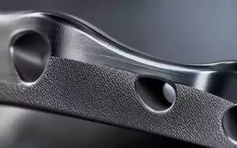 Makroaufnahme einer Titan-Implantatoberfläche zeigt Präzisionsfertigung, typisch für Produkte von Stryker Corp. US8636671013 - Foto: THN