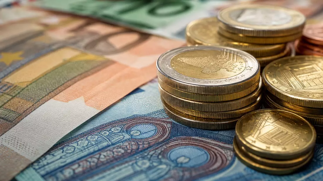 Makrofotografie gestapelter Euro-Münzen und Banknoten mit glänzenden Reflexionen
