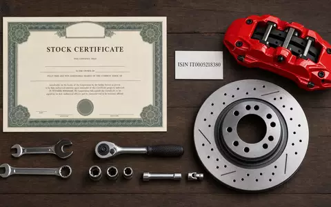 Brembo S.p.A. (ISIN IT0005218380) symbolisiert dieses Flatlay mit Aktienzertifikat, ISIN-Karte, Bremssattel und Bremsscheibe - Foto: THN