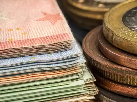 Makroaufnahme von Euro-Banknoten visualisiert Finanzgeschäft von BPER Banca S.p.A. mit ISIN IT0000066123 - Foto: THN