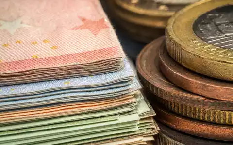 Makroaufnahme von Euro-Banknoten visualisiert Finanzgeschäft von BPER Banca S.p.A. mit ISIN IT0000066123 - Foto: THN
