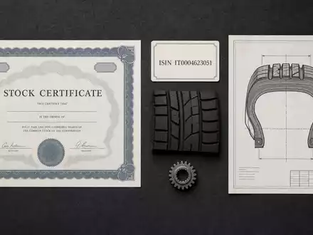 Flatlay mit Aktienzertifikat und ISIN-Karte repräsentiert die Aktie von Pirelli & C. S.p.A. (IT0004623051) treffend - Foto: THN