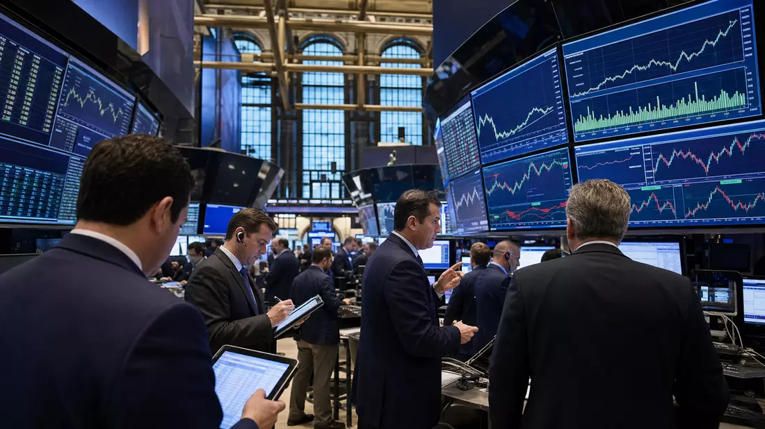 Trader an der NYSE vor Bildschirmen mit generischen Aktienkurscharts