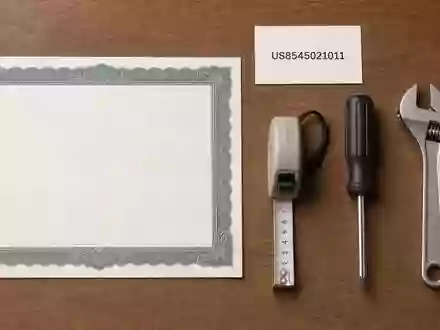 Flatlay-Arrangement kombiniert Aktienzertifikat und ISIN-Karte für Stanley Black & Decker (US8545021011) mit Werkzeug - Foto: THN