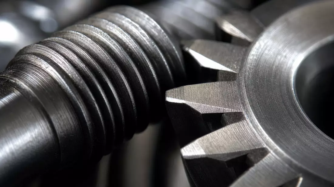 Extreme Nahaufnahme von gebürstetem Metall und Schraubgewinde eines Werkzeugs