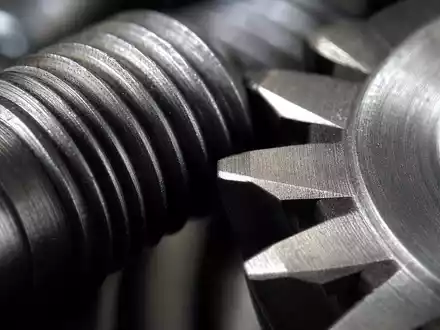 Makroaufnahme zeigt Metalltextur von Werkzeugstahl für Stanley Black & Decker (US8545021011) im Detail - Foto: THN