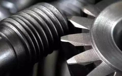 Makroaufnahme zeigt Metalltextur von Werkzeugstahl für Stanley Black & Decker (US8545021011) im Detail - Foto: THN