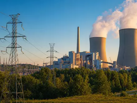 Southern Company US8425871071 zeigt ein realistisches Kraftwerk mit Kühltürmen und Überlandleitungen im Sonnenuntergang - Foto: THN