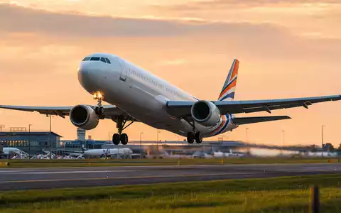 Southwest Airlines zeigt ein generisches weißes Passagierflugzeug beim Start ISIN US8447411088 am Flughafen - Foto: THN