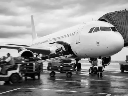 Southwest Airlines Bodenpersonal beim Boarding als dokumentarische Schwarz Weiss Reportage ISIN US8447411088 - Foto: THN