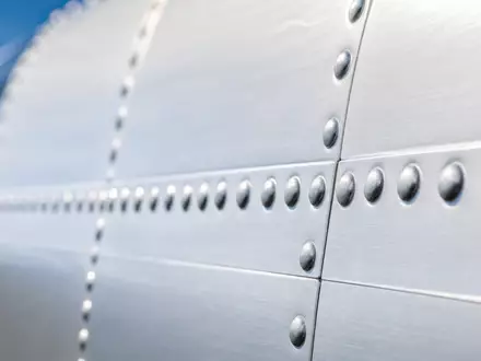 Southwest Airlines Flugzeug Aluminium Oberflaeche als extreme Makroaufnahme mit Nieten dargestellt ISIN US8447411088 - Foto: THN