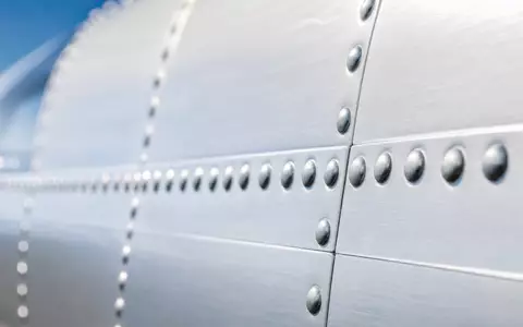 Southwest Airlines Flugzeug Aluminium Oberflaeche als extreme Makroaufnahme mit Nieten dargestellt ISIN US8447411088 - Foto: THN