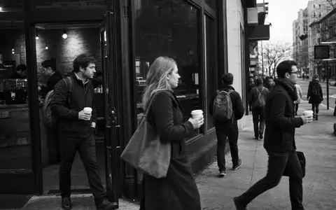 Starbucks Corp. US8552441094 dokumentiert Schwarzweiß-Reportage von Passanten mit Kaffeebechern in belebter Großstadt am Morgen - Foto: THN