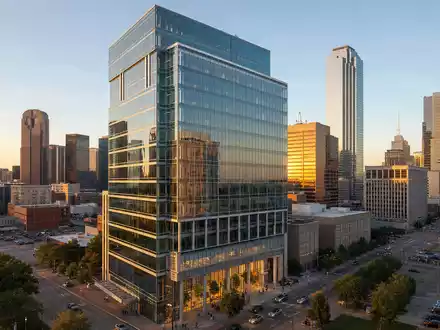 CBRE Group Inc. betreibt Gewerbeimmobilien-Dienstleistungen weltweit, ISIN US1252691001, Dallas TX Büroturm bei Sonnenuntergang - Foto: THN