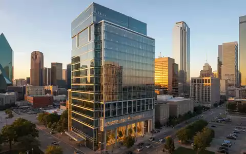 CBRE Group Inc. betreibt Gewerbeimmobilien-Dienstleistungen weltweit, ISIN US1252691001, Dallas TX Büroturm bei Sonnenuntergang - Foto: THN