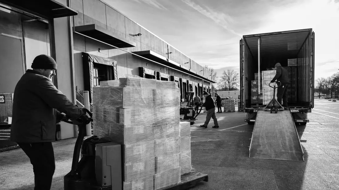Schwarzweiß-Reportage an der Verladerampe eines Pharma-Distributionszentrums