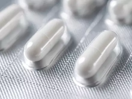 Makro-Detailaufnahme weißer pharmazeutischer Kapseln in Blisterfolie – Cardinal Health Inc. ISIN US14149Y1082 - Foto: THN
