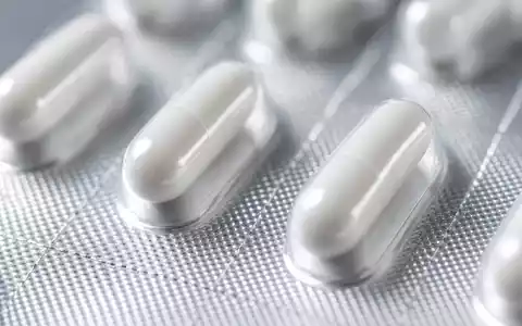 Makro-Detailaufnahme weißer pharmazeutischer Kapseln in Blisterfolie – Cardinal Health Inc. ISIN US14149Y1082 - Foto: THN