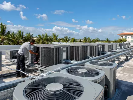 Carrier Global Corp. US1442851009 – Klimaanlagen auf Dach eines Gebäudes in Palm Beach Florida - Foto: THN
