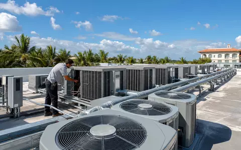 Carrier Global Corp. US1442851009 – Klimaanlagen auf Dach eines Gebäudes in Palm Beach Florida - Foto: THN