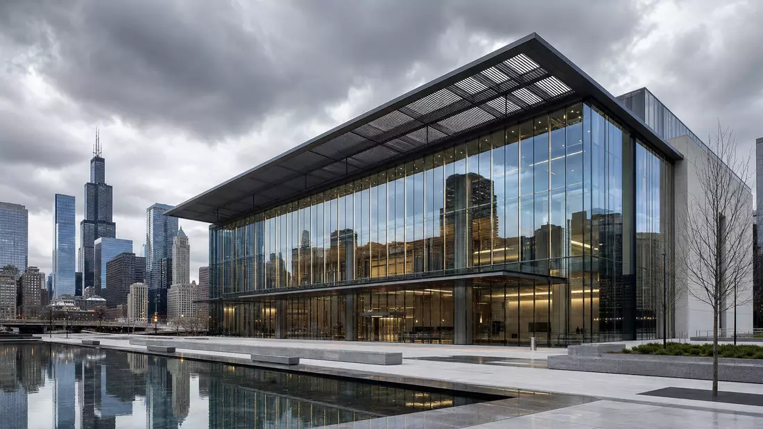 Architektur-Render eines modernen Glasgebäudes mit Chicago-Skyline im Hintergrund