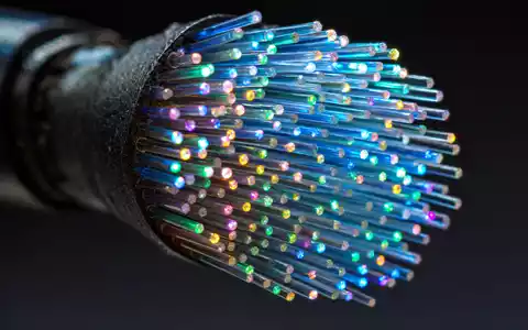 Liberty Broadband (US5303071071): Makroaufnahme leuchtender Glasfaserenden zeigt die technische Basis der Breitbandbranche - Foto: THN
