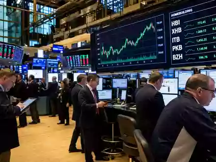 Lennar Corporation (ISIN US5260571048) wird an einem Börsen-Trading-Floor mit Charts des Wohnbausektors dargestellt - Foto: THN