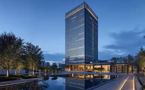 Lincoln National US5341871094 illustriert architektonisches Rendering eines schlanken Versicherungs-Bürogebäudes zur blauen Stunde - Foto: THN
