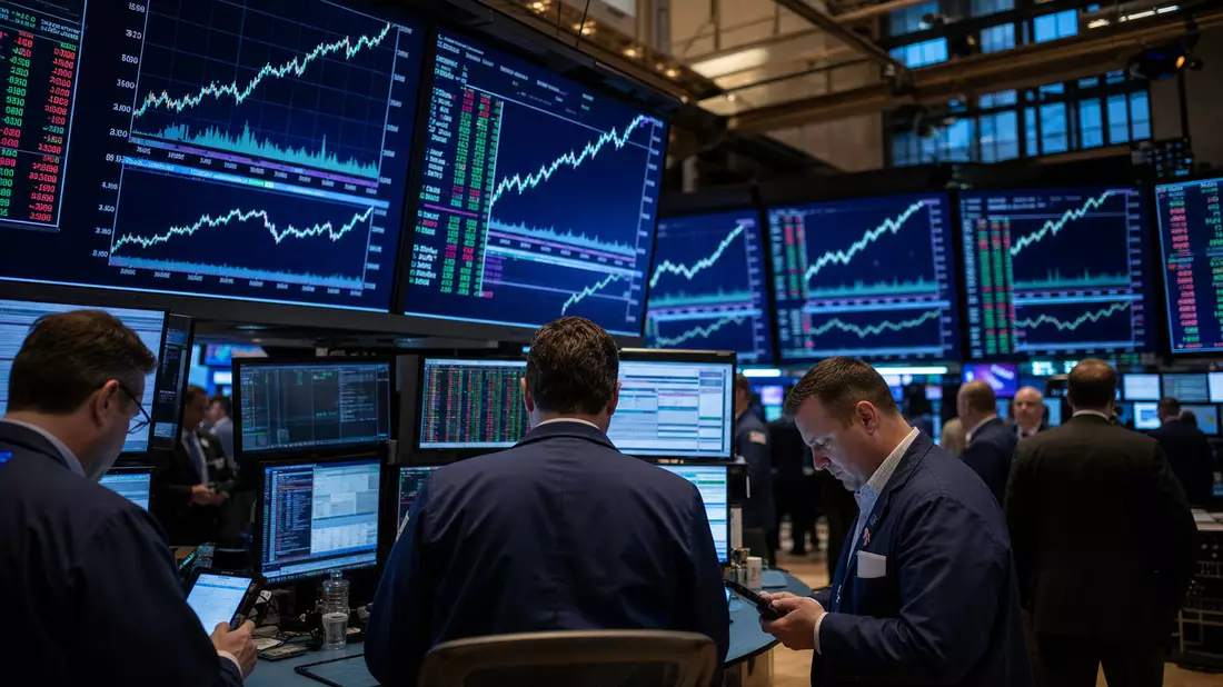 Trading-Floor mit Händlern vor Bildschirmen mit steigenden Kurscharts